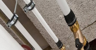 Замена труб водоснабжения в квартире: цена от 2036 руб. - СантехДомБря